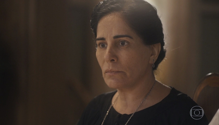 Lola (Gloria Pires) verá cliente sair sem pagar por seus doces e ficará arrasada em Éramos Seis (Foto: Reprodução/Globo)