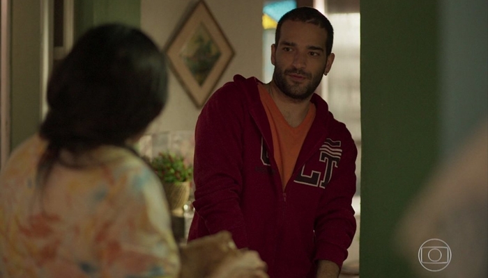 Sandro (Humberto Carrão) e Lurdes (Regina Casé) em cena de Amor de Mãe. Ele não é Domênico (Foto: Reprodução/TV Globo)