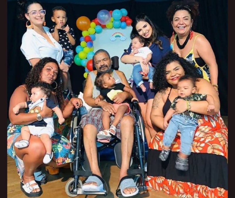 Arlindo Cruz junto com alguns familiares (Foto: Reprodução/ Instagram)