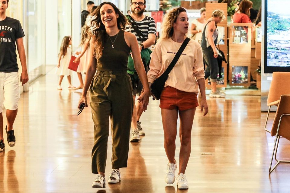 Maria Maya e Laryssa Ayres durante passeio no shopping (Foto: AgNews)