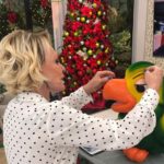 Ana Maria Braga fez graça ao colar uma sobrancelha em Louro José e sugeriu que o amigo também colocasse cílios postiços (Foto: Reprodução / Instagram)