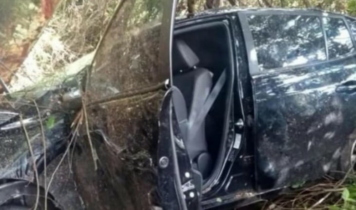 Carro ficou totalmente destruído (Foto: Reprodução)