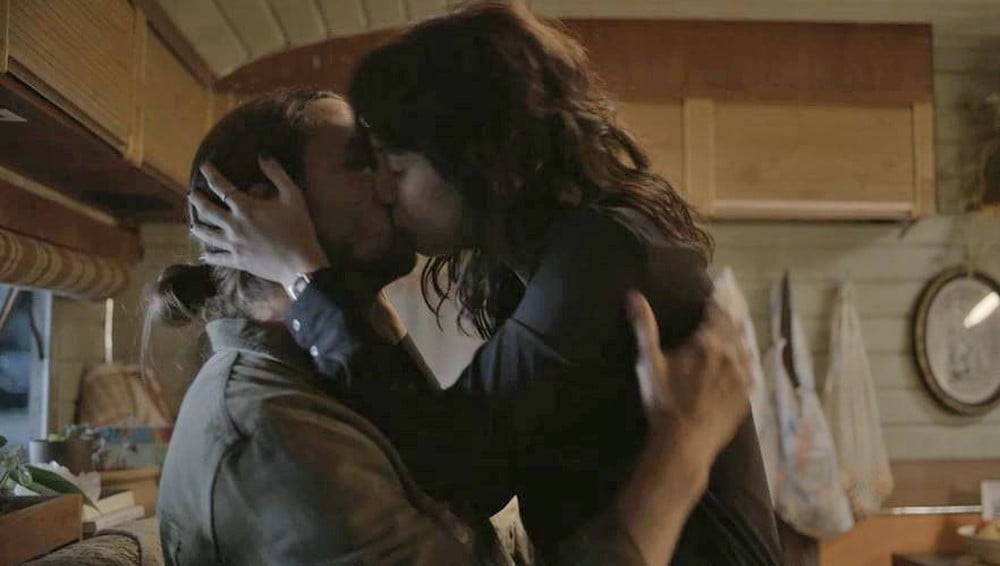 Davi (Vladimir Brichta) e Amanda (Camila Márdila) se pegando em Amor de Mãe (Foto: Reprodução/TV Globo)