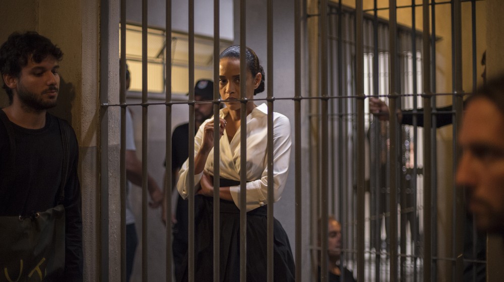 Davi (Vladimir Brichta) recebe Vitória (Taís Araújo) na cadeia fictícia de Amor de Mãe na Globo (Foto: Estevam Avellar/Globo)