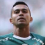 Famoso jogador é acusado de engravidar viúva do melhor amigo e esposa dá surra na amante em estádio