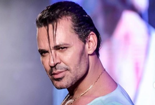 Eduardo Costa tem apostado no cabelo grande (Foto: Reprodução)