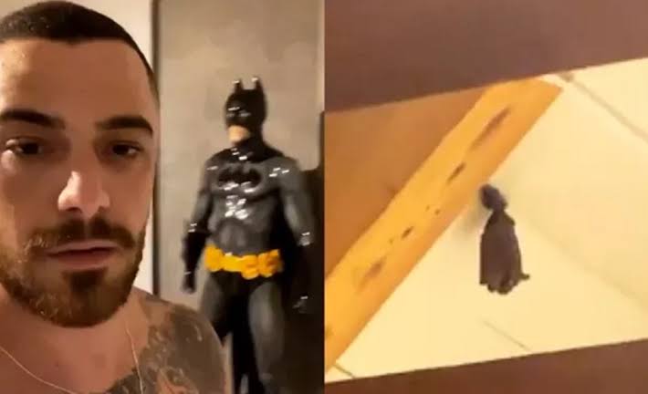 Felipe Tito exibindo o morcego em sua casa (Imagem: Reprodução)