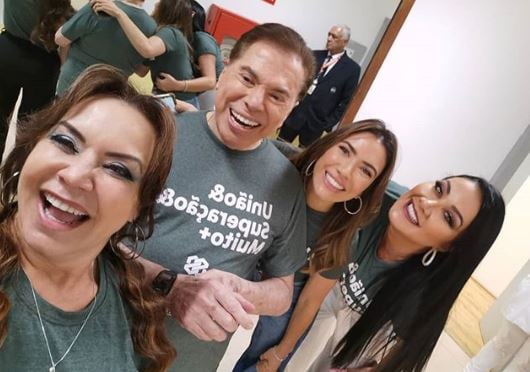 A famosa apresentadora, Flor Fernandez encheu o seu feed de alegria ao compartilhar diversos cliques com Silvio Santos do SBT, a contratada Helen Ganzarolli e Patrícia Abravanel (Foto: Reprodução/Instagram)