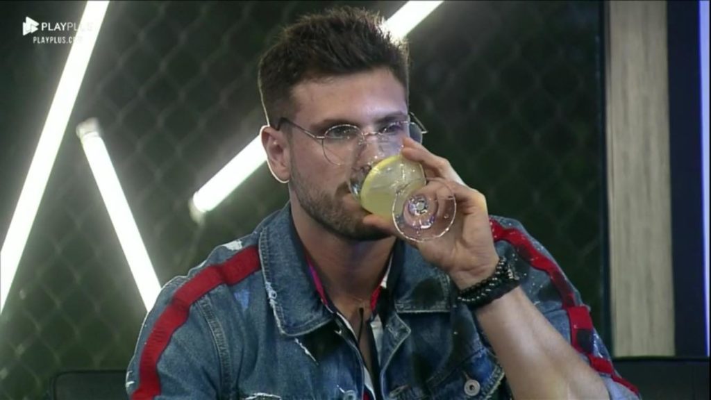 Guilherme se isola após briga feia com Tatiana dentro de confinamento (Foto: Reprodução/PlayPlus)