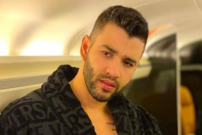 Gusttavo Lima impressionou os fãs ao surgir com os olhos azuis no Instagram (Foto: Reprodução)