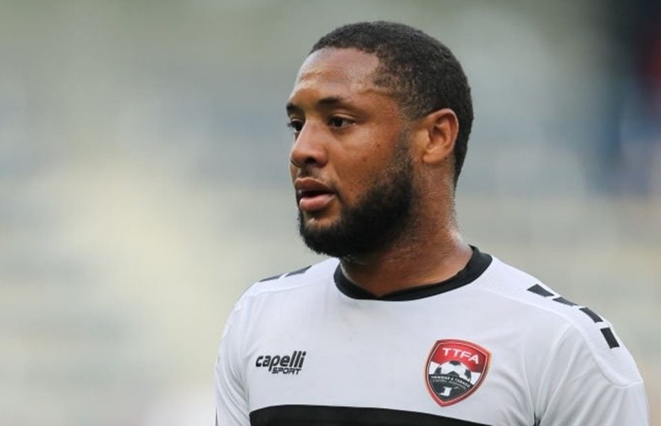 O famoso jogador de futebol, Shahdon Winchester, morreu após seu carro pegar fogo com ele e outros passageiros dentro (Foto: Reprodução)