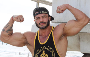 O ex-participante do reality show da Globo, Big Brother Brasil, Kleber Bambam causa ao admitir que se mudou para conseguir comprar armas (Foto: Reprodução)