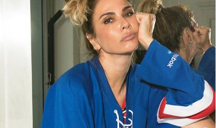 A famosa apresentadora do SuperPop da RedeTV!, Luciana Gimenez surpreendeu ao aparecer só de bota e calcinha nas redes sociais (Foto: Reprodução/Instagram)