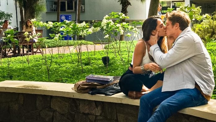 Em Malhação: Toda Forma de Amar, Leila consegue seduzir Filipe (Imagem: Globo/ Reprodução)