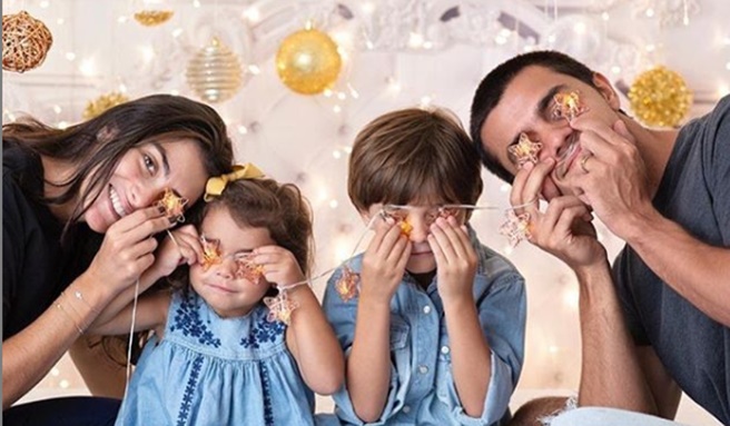 Mariana Uhlmann com os filhos e Felipe Simas (Foto: Reprodução)