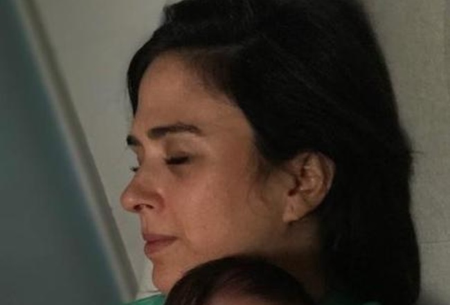 Tatá Werneck apareceu em um clique fofo com a filha recém-nascida, Clara Maria (Foto: Reprodução)