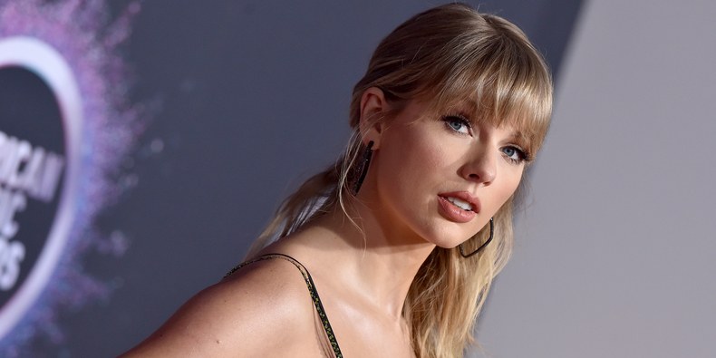 Taylor Swift compartilha foto com o bumbum empinado e web vai à loucura (Foto: Reprodução)