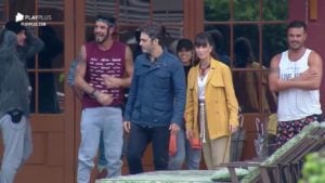 Dani Moreno e Thiago Rodrigues de Amor Sem Igual se dirigem para tomar café da manhã em A Fazenda com os peões (Foto: Reprodução/PlayPlus)