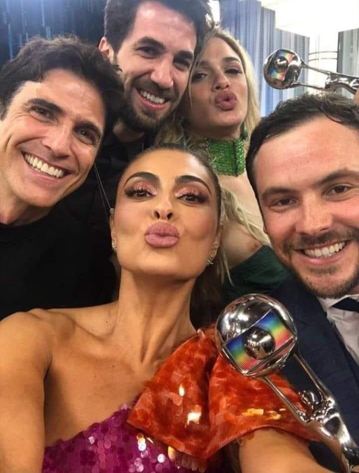 Glamour Garcia foi traída pela roupa em foto publicada por Juliana Paes nos stories da atriz durante a premiação do Melhores do Ano do Faustão da Globo (Foto reprodução)