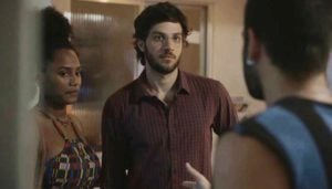 Danilo reconhece Sandro em cena de Amor de Mãe (Foto: Reprodução/Globo)