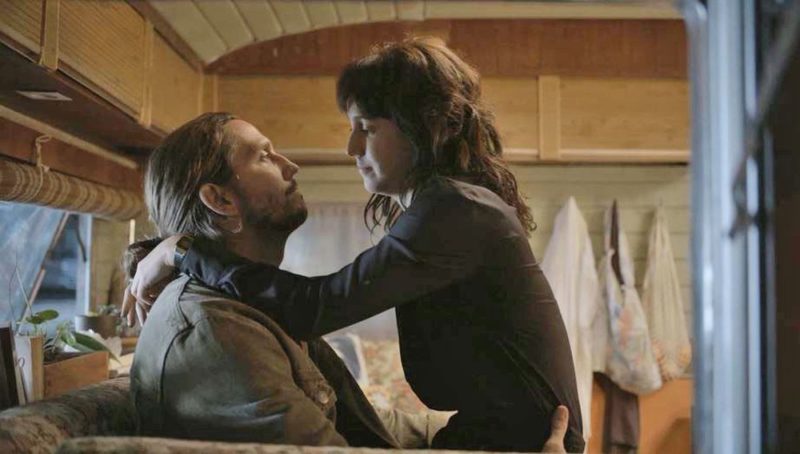 Amanda (Camila Márdila) pede para Davi (Vladimir Brichta) não falar de Vitória (Taís Araujo) em Amor de Mãe (Foto: Reprodução/TV Globo)