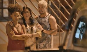 Camila e Ryan mostram a verdade para Lurdes em Amor de Mãe (Foto: Reprodução/Globo)