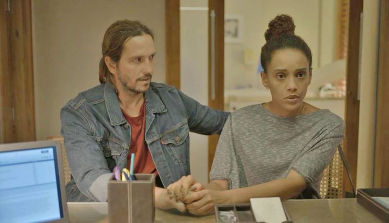 'amor de mãe': davi é largado às traças por amanda, volta com vitória e assume a filha sofia