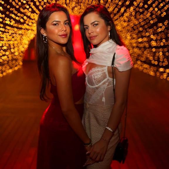 Emilly Araújo caiu na balada com a irmã, Mayla (Foto: Reprodução/ Instagram)