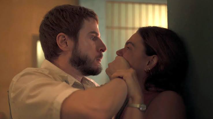Vicente espanca Betina em cena tensa de Amor de Mãe