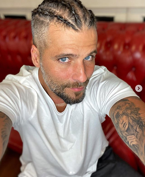 Bruno Gagliasso de tranças (Foto: Reprodução/ Instagram)