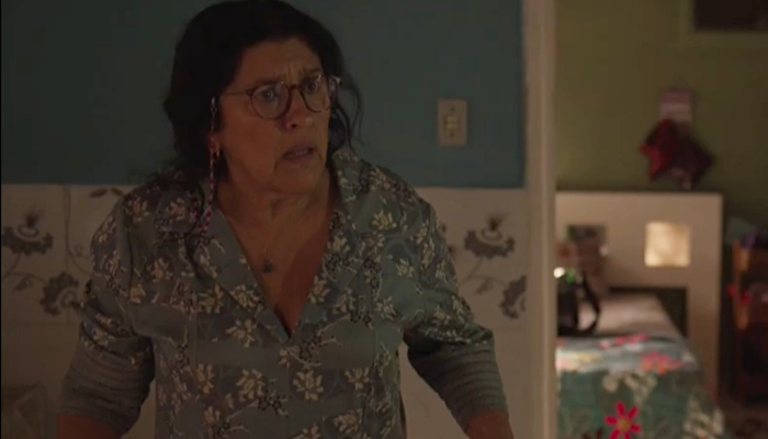 Regina Casé (Lurdes) em cena de Amor de Mãe na Globo (Foto: Reprodução)