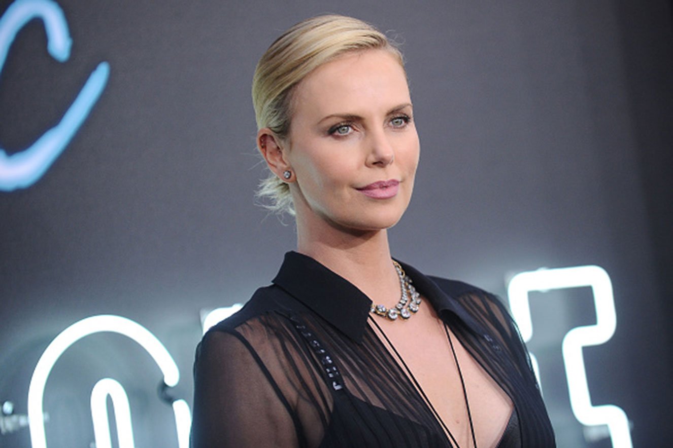 A atriz Charlize Theron comentou como ocorreu a morte de seu pai e emociona (Foto: Reprodução)