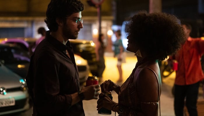 Danilo (Chay Suede) e Camila (Jéssica Ellen) em cena de Amor de Mãe (Foto: Artur Meninea/TV Globo)