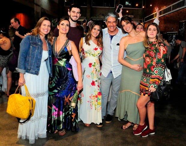Fátima Bernardes, com os filhos, amigos, William Bonner e Natasha Dantas (Foto: AgNews)