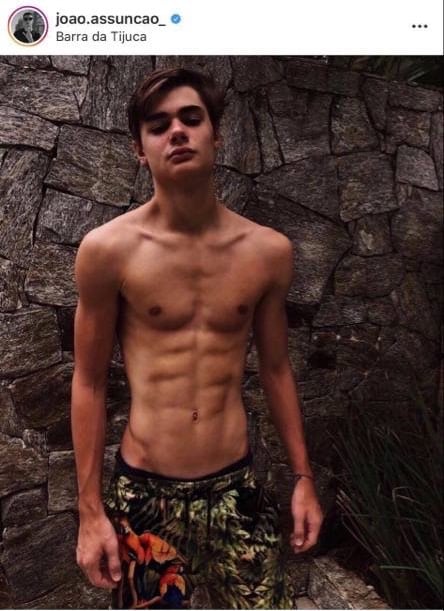 João Assunção, filho de Fábio Assunção, posta foto sem camisa (Foto: Reprodução)