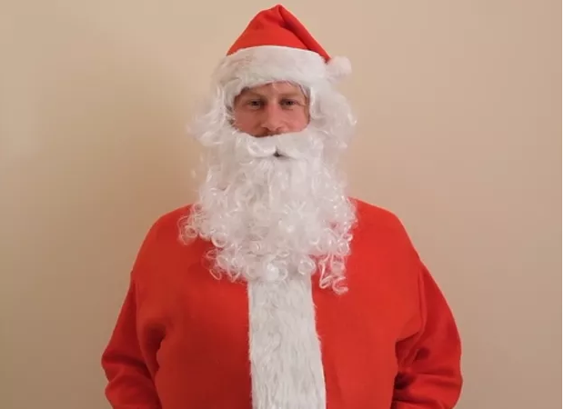 Príncipe Harry se veste de Papai Noel para gravar vídeo a crianças carentes (Foto: Reprodução)