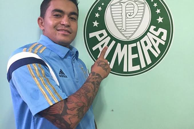 O jogador Dudu, do Palmeiras, é pego pela mulher em festinha animada e barraco é armado (Reprodução: Instagram)