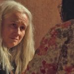 Kátia (Vera Holtz) morrerá nos braços de Lurdes (Regina Casé) em Amor de Mãe (Foto: Reprodução/Globo)