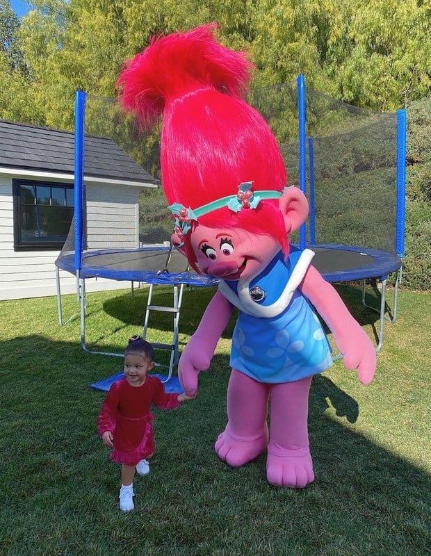 Stormi com personagem do Trolls (Foto: Reprodução/Instagram)