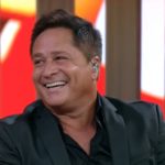 O cantor sertanejo, Leonardo deixou os seus fãs para lá de perplexos ao aparacer ao lado de diversos homens sem camisa na beira da piscina (Foto: reprodução Globoplay)