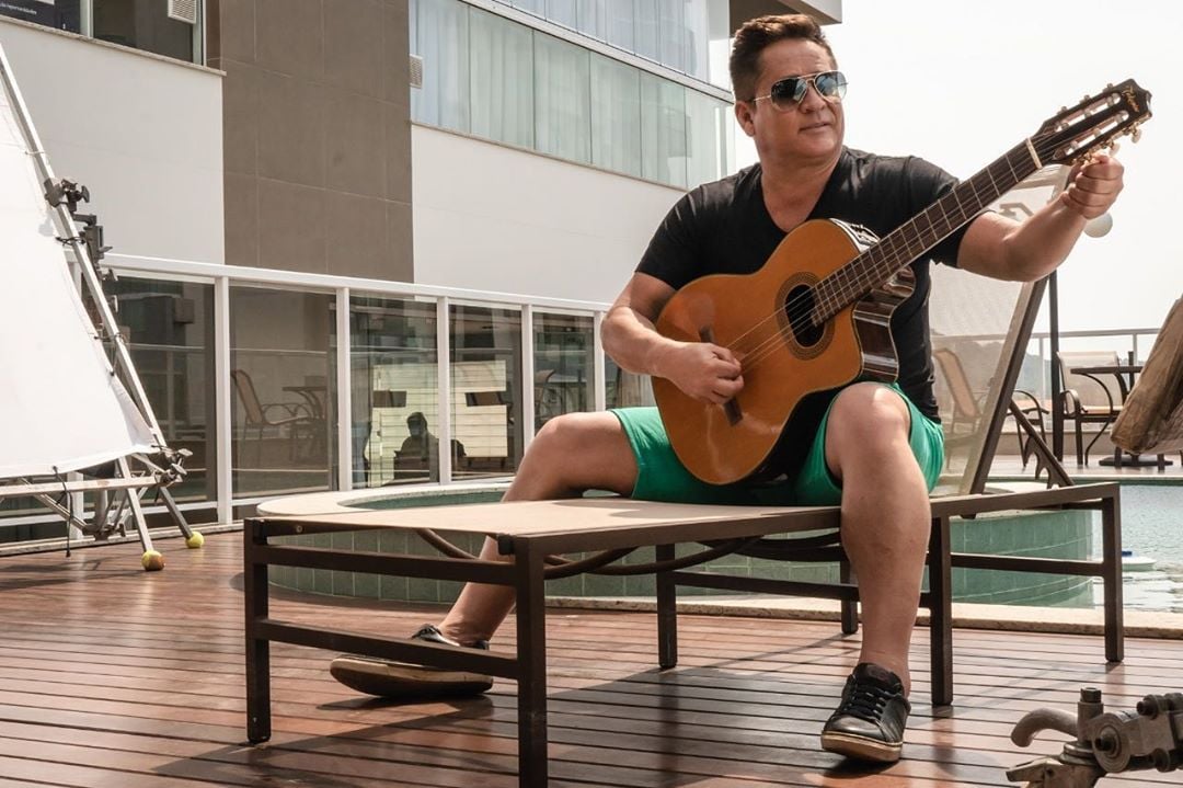 O famoso cantor sertanejo, Leonardo comoveu o publico ao revelar foto inédita ao lado do irmão falecido, Leandro (Foto: Reprodução/Instagram)