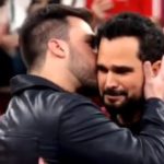 Luciano Camargo é amparado por seu irmão, Zezé Di Camargo durante programa do Altas Horas - Foto: reprodução Instagram