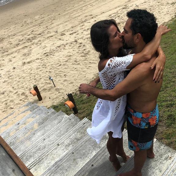 Luciano Camargo encanta a web ao fazer bela declaração para esposa Flavia Camargo (Foto: Reprodução)