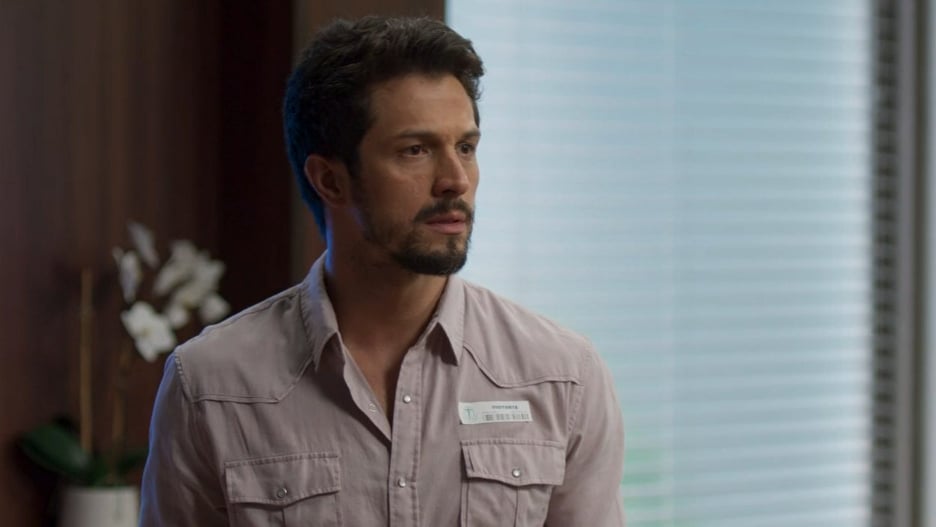 Marcos (Romulo Estrela) será vítima de armação em Bom Sucesso (Foto: Reprodução/Globo)