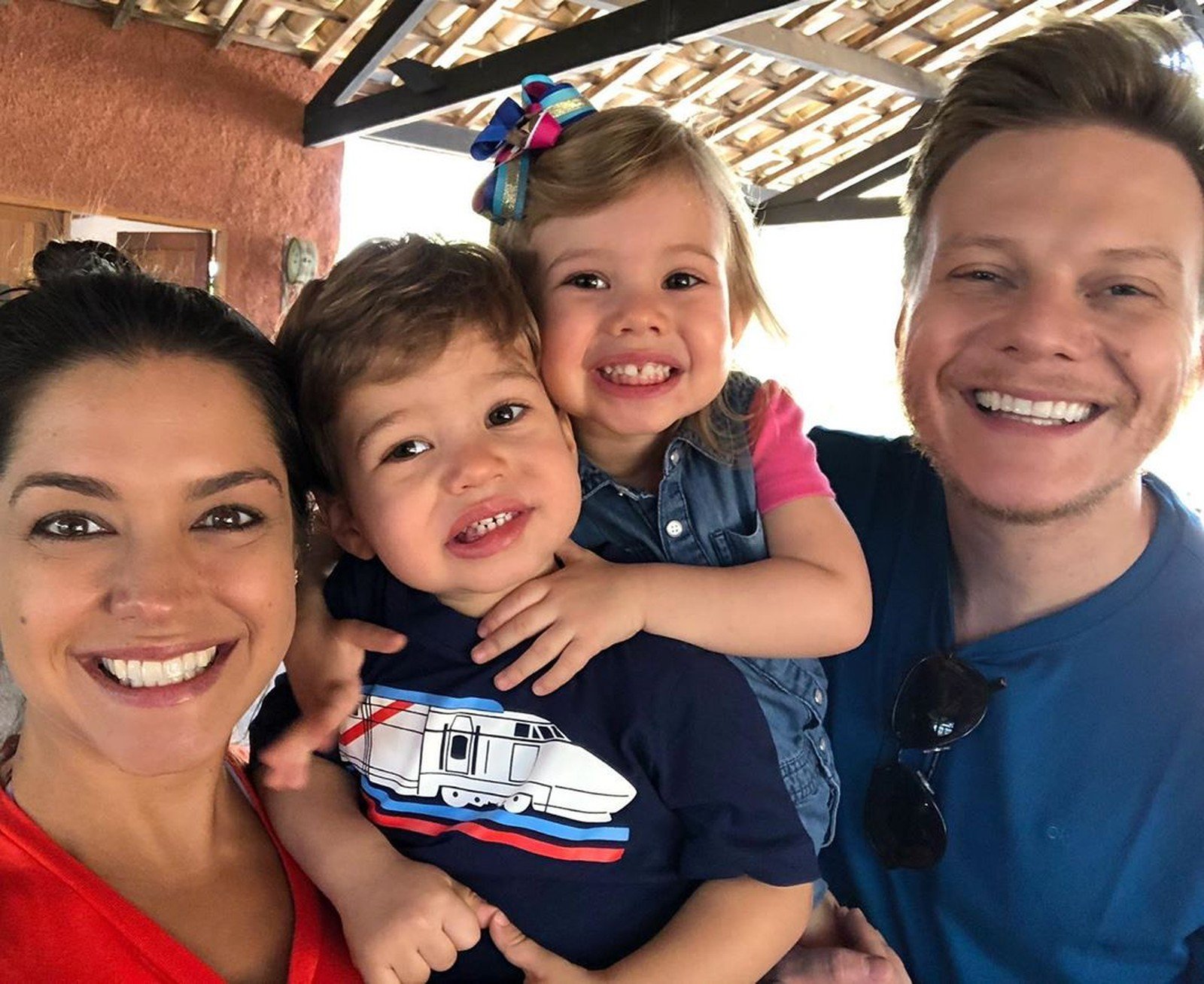 Thais Fersoza, Michel Teló e os filhos (Foto: Reprodução)