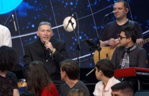 Padre Marcelo Rossi foi ao Altas Horas da Globo e recordou dia em que sofreu um ataque por parte de uma fiel (Foto: Reprodução/ Globo)