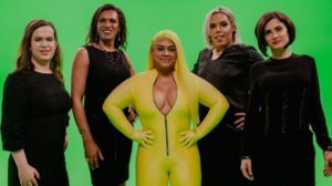 Preta Gil entre as mulheres transexuais que participam do seu clipe Só o Amor (Foto: Reprodução)