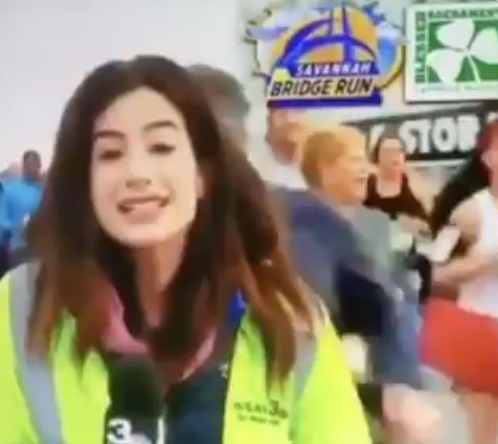 Repórter é assediada durante reportagem (Foto: Reprodução)