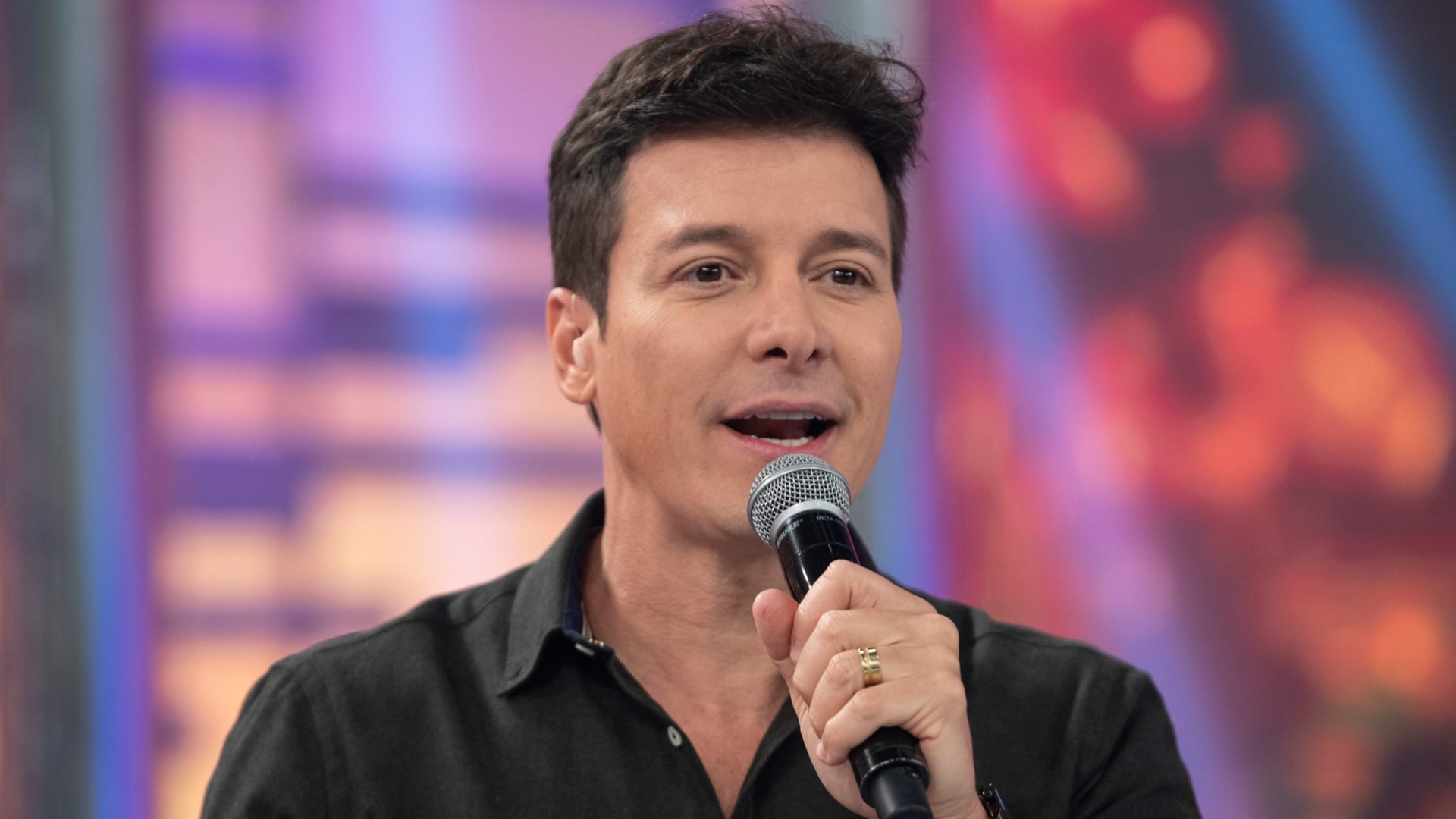 Rodrigo Faro comanda o "Hora do Faro" na Record