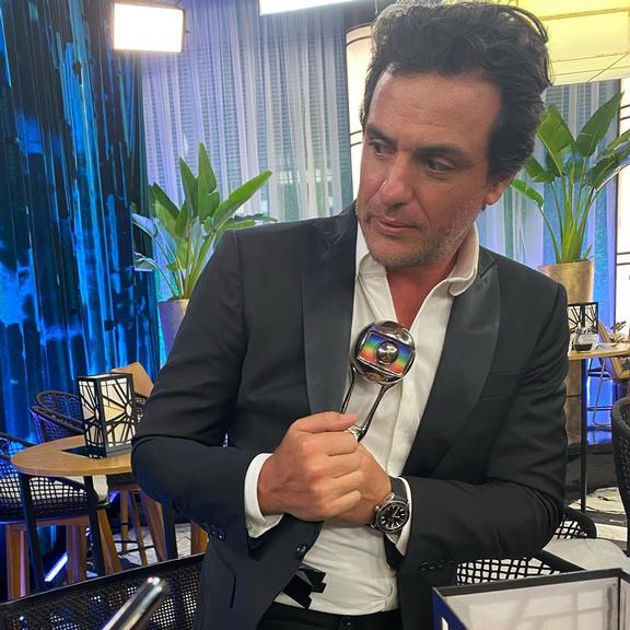 Rodrigo Lombardi surge com troféu do Melhores do Ano roubado e vira piada entre os internautas (Foto: Reprodução)